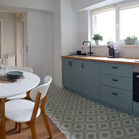 Heart Of * City Getaway * Walk Everywhere * 2bd 2ba 4balcony شقة *
