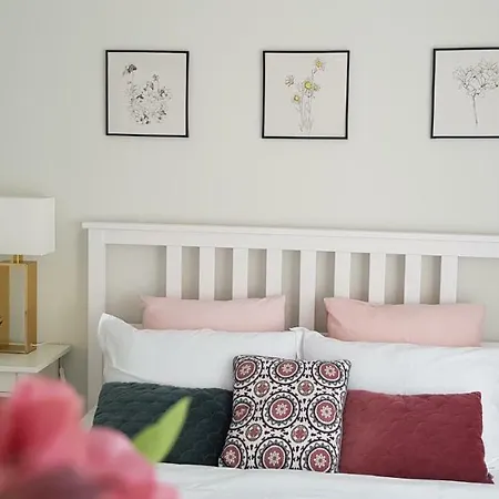 Heart Of * City Getaway * Walk Everywhere * 2bd 2ba 4balcony Bukarest
